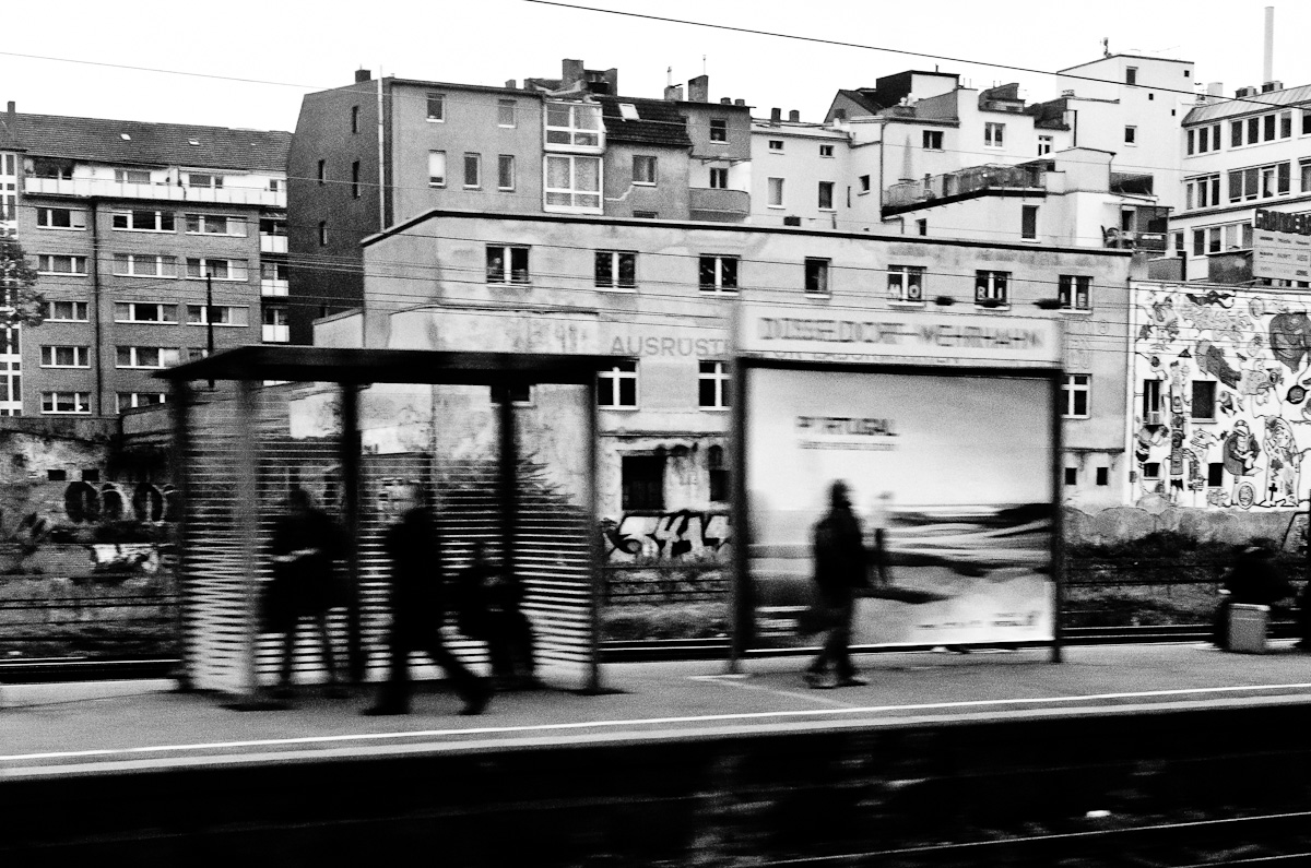 Eine Straßenansicht in Schwarz-Weiß